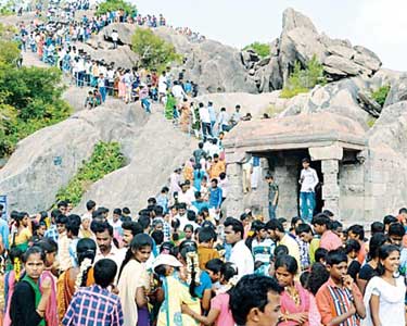 காணும் பொங்கலையொட்டி பனமலைப்பேட்டை தாளகிரீஸ்வரர் கோவில், செஞ்சி கோட்டையில் பொதுமக்கள் குவிந்தனர்