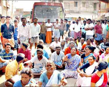 பெரியகுளம் அருகே போலீசாரை கண்டித்து பொதுமக்கள் சாலை மறியல்