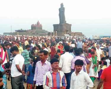 காணும் பொங்கலையொட்டி குமரி சுற்றுலா தலங்களில் கூட்டம் அலைமோதியது