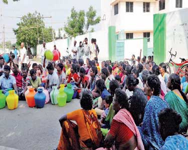 தூத்துக்குடி அருகே குடிநீர் கேட்டு மாநகராட்சி மண்டல அலுவலகத்தில் மக்கள் முற்றுகை