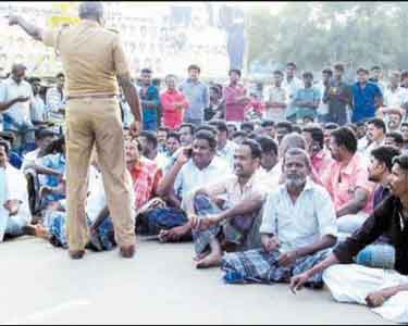 ஜல்லிக்கட்டு போராட்டத்தில் கைதானவர்களை விடுவிக்கக்கோரி சாலை மறியல்