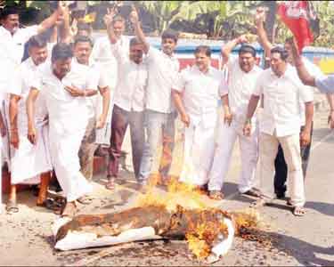 அ.தி.மு.க. முன்னாள் அமைச்சர் கே.பி.முனுசாமி உருவ பொம்மை எரிப்பு