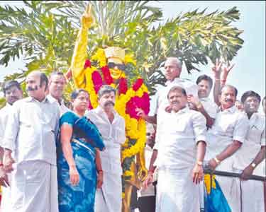 100-வது பிறந்தநாளையொட்டி எம்.ஜி.ஆர். சிலைக்கு மாலை அணிவிப்பு