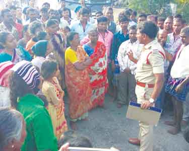 மதுபானம் விற்பதை கண்டித்து கிராம மக்கள் சாலை மறியல்