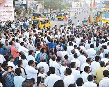 ஜல்லிக்கட்டு நடத்த வலியுறுத்தி தி.மு.க.வினர் சாலை மறியல் போராட்டம்