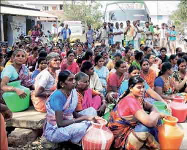 அவினாசி அருகே தண்ணீர் கேட்டு காலிக்குடங்களுடன் பெண்கள் சாலை மறியல்