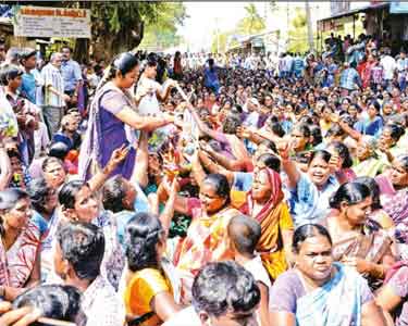 அலங்காநல்லூரில் கைது செய்தவர்களை விடுவிக்க கோரி போராட்டம்