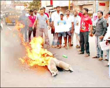 ஜல்லிக்கட்டு தடையை நீக்கக்கோரி தேனியில் முகநூல் நண்பர்கள் ஆர்ப்பாட்டம்