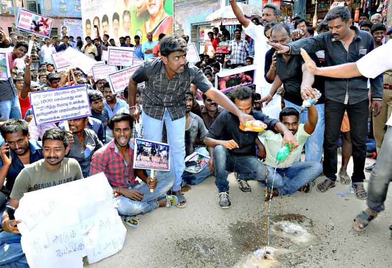 போடியில், ஜல்லிக்கட்டுக்கு விதிக்கப்பட்ட தடையை நீக்கக்கோரி வெளிநாட்டு குளிர்பானங்களை தரையில் கொட்டி மாணவர்கள் போராட்டம்