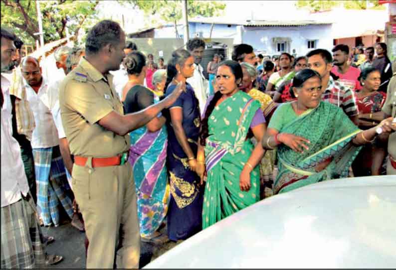 சத்திரப்பட்டி அருகே தனியார் துணிக்கடை ஊழியர்களை சிறைபிடித்த பெண்கள்