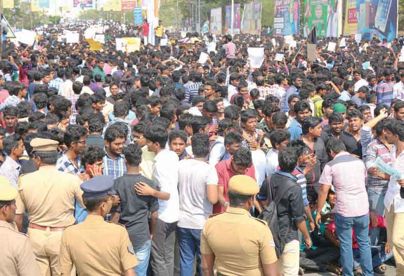 ஜல்லிக்கட்டுக்கு ஆதரவாக மாணவர்கள் போராட்டம் உண்ணாவிரதம், சாலை மறியலும் நடந்தது