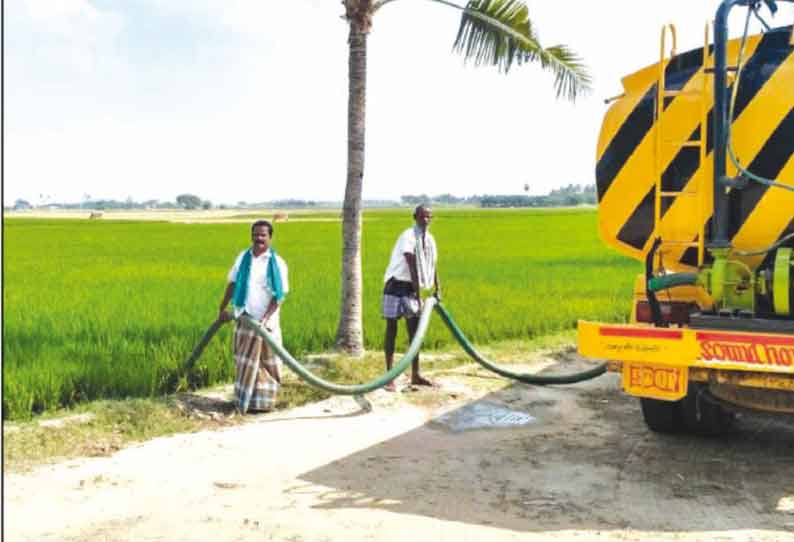 வாடிய பயிர்களுக்கு லாரி மூலம் தண்ணீர் பாய்ச்சும் விவசாயி