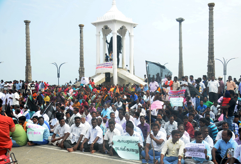 கடலுக்கு மீன்பிடிக்கச் செல்லாமல் குடும்பத்தினருடன் மீனவர்கள் போராட்டம் கருப்புக்கொடி ஏந்தி பங்கேற்றனர்