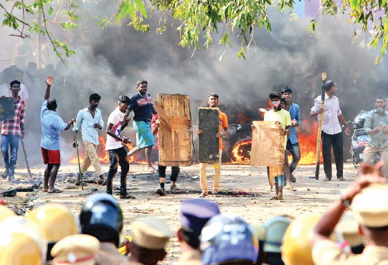 திருவொற்றியூர் பகுதியில் சாலையின் குறுக்கே கட்டுமரங்களை போட்டு மீனவர்கள் ஆர்ப்பாட்டம்