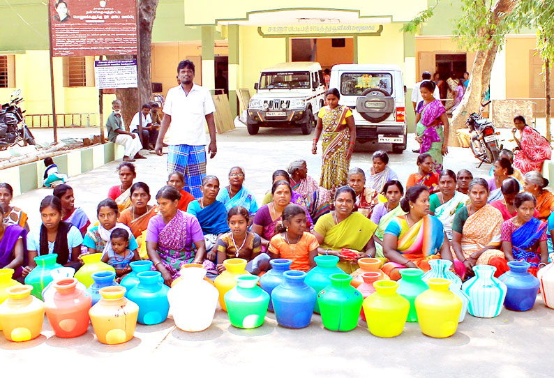 முறையாக குடிநீர் வினியோகம் செய்யக்கோரி ஒன்றிய அலுவலகத்தை முற்றுகையிட்ட பொதுமக்கள்