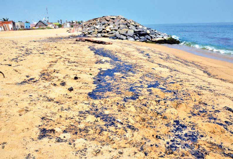 பெரியகுப்பம், எண்ணூரிலும் கடற்கரை மணல் பரப்பில் டீசல் படலம் ஒதுங்கியதால் மீனவர்கள் அச்சம்