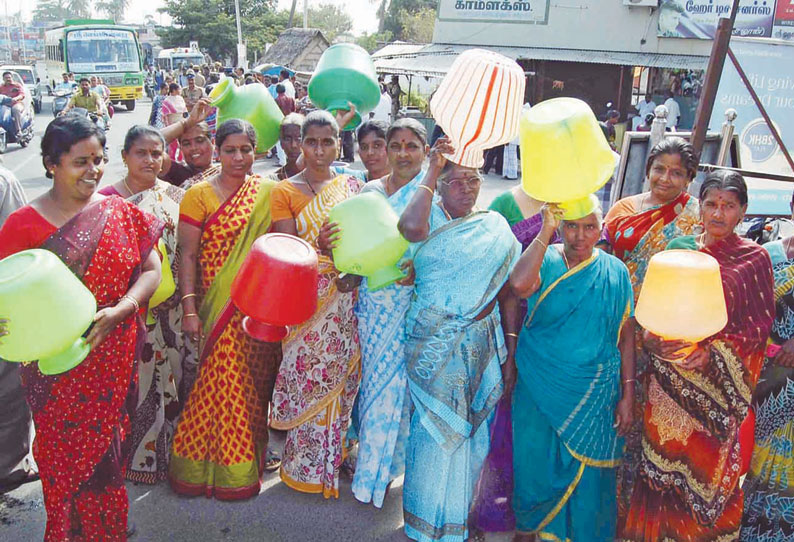 குடிநீர் வினியோகம் செய்யக்கோரி பஸ்சை சிறைபிடித்து பொதுமக்கள் சாலை மறியல்