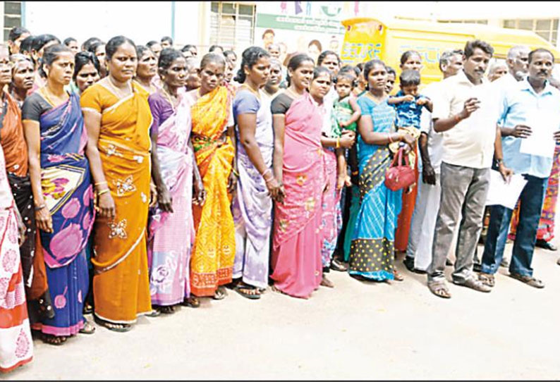 இலவச வீட்டுமனைப்பட்டா வழங்கக்கோரி கலெக்டர் அலுவலகத்தை பொதுமக்கள் முற்றுகை