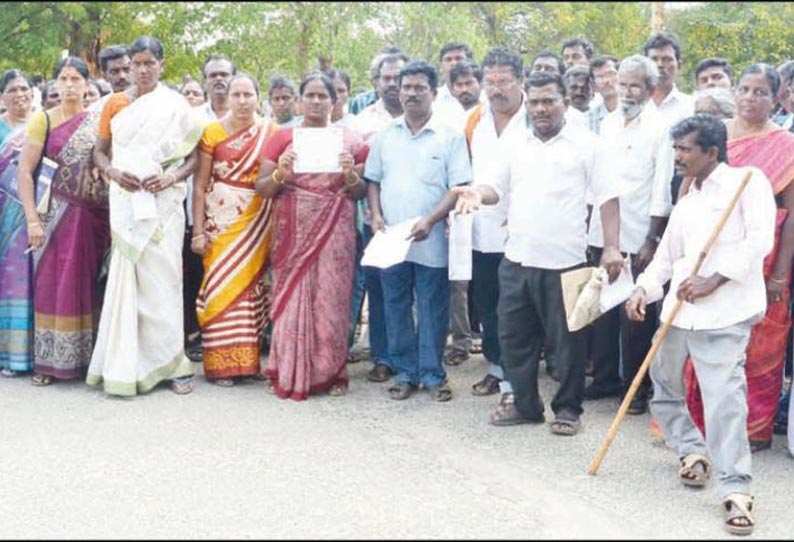 தனியார் நிறுவனம் மீது நடவடிக்கை எடுக்கக்கோரி கலெக்டரிடம் பொதுமக்கள் மனு