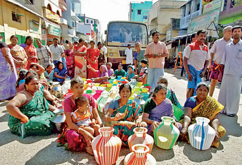 குழாய் சேதமடைந்ததால் குடிநீர் வினியோகம் பாதிப்பு: பெண்கள் சாலை மறியல்