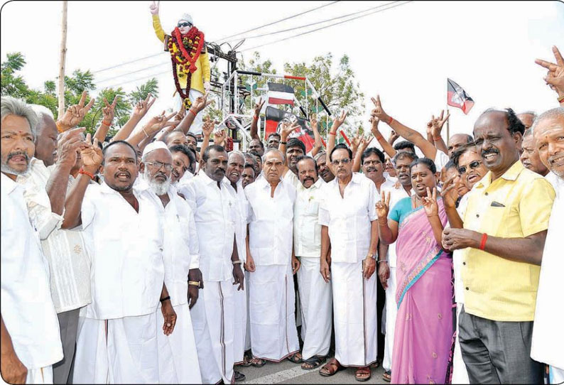 முதல்-அமைச்சர் ஓ.பன்னீர்செல்வத்திற்கு முன்னாள் அமைச்சர் உள்பட அ.தி.மு.க.வினர் ஆதரவு