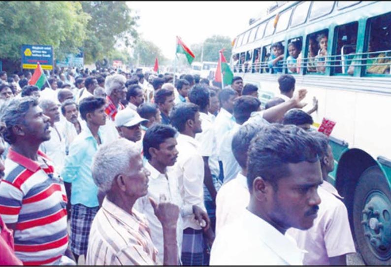 செய்துங்கநல்லூரில் மாடு முட்டி இறந்தவரது குடும்பத்துக்கு நிவாரண உதவி கேட்டு சாலைமறியல்