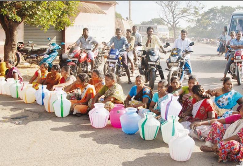 நாகையில் குடிநீர் கேட்டு காலி குடங்களுடன் பெண்கள் சாலை மறியல் போக்குவரத்து பாதிப்பு