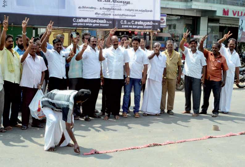 திருவண்ணாமலை, போளூரில் அ.தி.மு.க.–தி.மு.க.வினர் பட்டாசு வெடித்து கொண்டாட்டம்