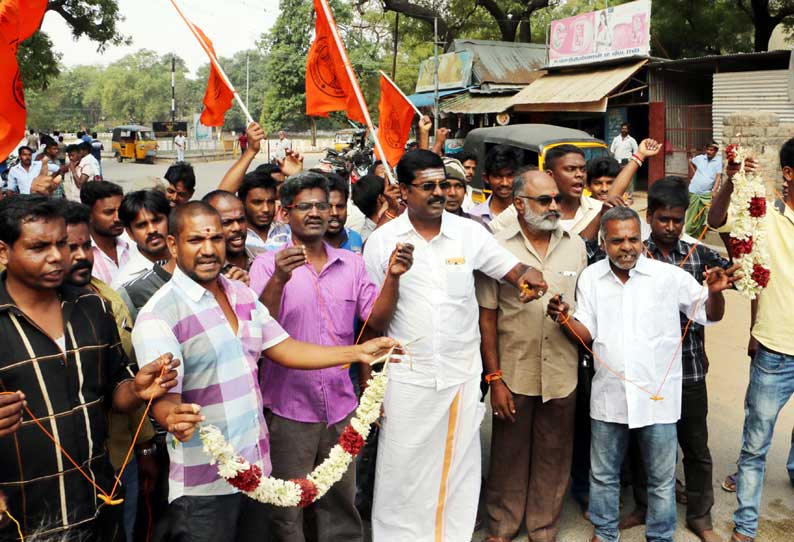 காதலர் தினத்தை முன்னிட்டு தாலிக்கயிறு, மாலையுடன் இந்துமுன்னணியினர் வந்ததால் காதலர்கள் ஓட்டம் வேலூர் கோட்டையில் பரபரப்பு