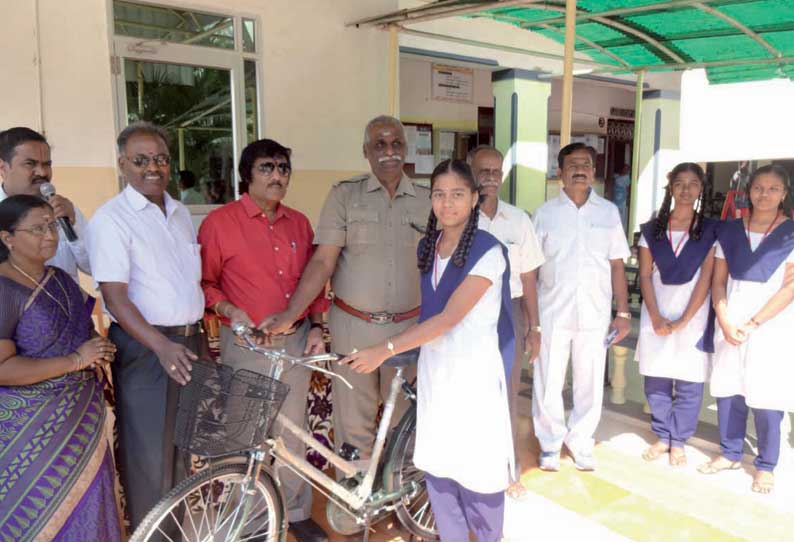 திருவள்ளுவர் மேல்நிலைப் பள்ளியில் மாணவ, மாணவிகளுக்கு விலையில்லா சைக்கிள்