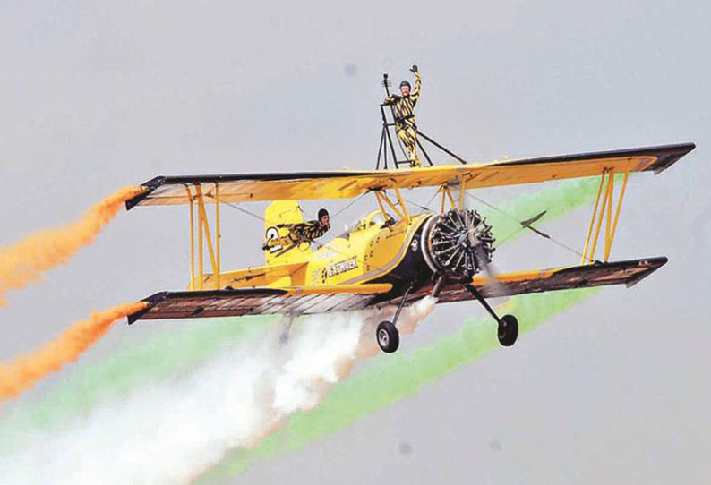 பெங்களூருவில் சர்வதேச விமான தொழில் கண்காட்சி ராணுவ மந்திரி தொடங்கி வைத்தார் பெங்களூருவில் சர்வதேச விமான தொழில் கண்காட்சி ராணுவ மந்திரி தொடங்கி வைத்தார்