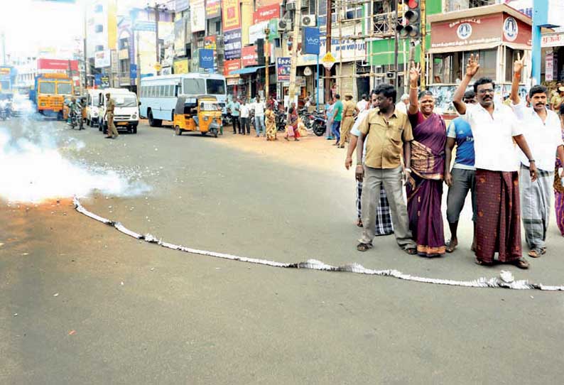 சொத்து குவிப்பு வழக்கில் தீர்ப்பு: ஓ.பன்னீர்செல்வம் ஆதரவாளர்கள் பட்டாசு வெடித்து இனிப்பு வழங்கினர்