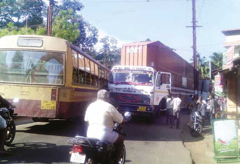 குறுகலான சாலையில் சிக்கிய கன்டெய்னர் லாரி பல மணி நேரம் போக்குவரத்து பாதிப்பு