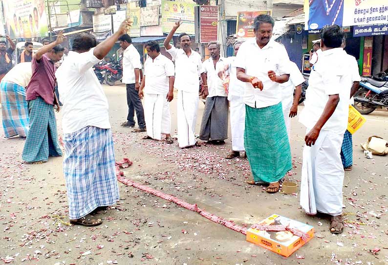 சொத்துக்குவிப்பு வழக்கில் சசிகலாவுக்கு தண்டனை: ஓ.பன்னீர்செல்வத்தின் ஆதரவாளர்கள் பட்டாசு வெடித்து கொண்டாட்டம்