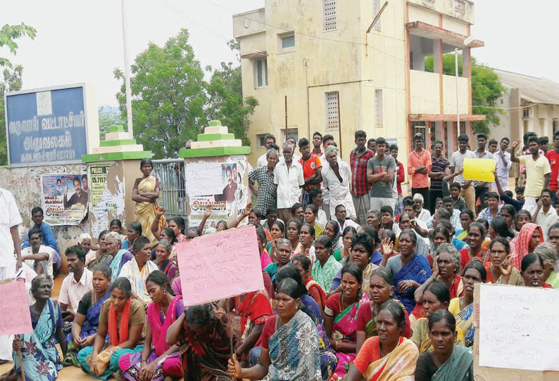 நெல்லை அருகே தற்கொலை செய்து கொண்ட மாணவியின் உடலை வாங்க மறுத்து 2–வது நாளாக உறவினர்கள் போராட்டம்