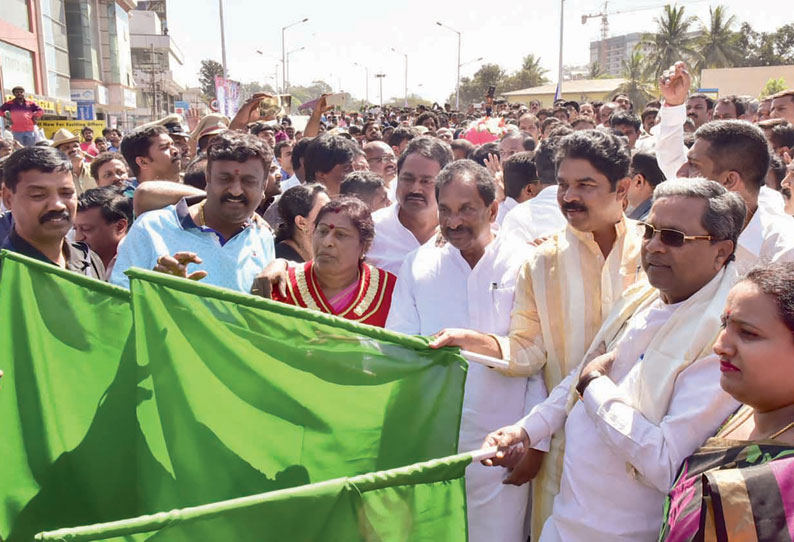 பெங்களூரு நகரில் போக்குவரத்து நெரிசல் பிரச்சினையை தீர்க்க மேம்பாலங்கள் அமைக்கப்படும் முதல்–மந்திரி சித்தராமையா பேட்டி