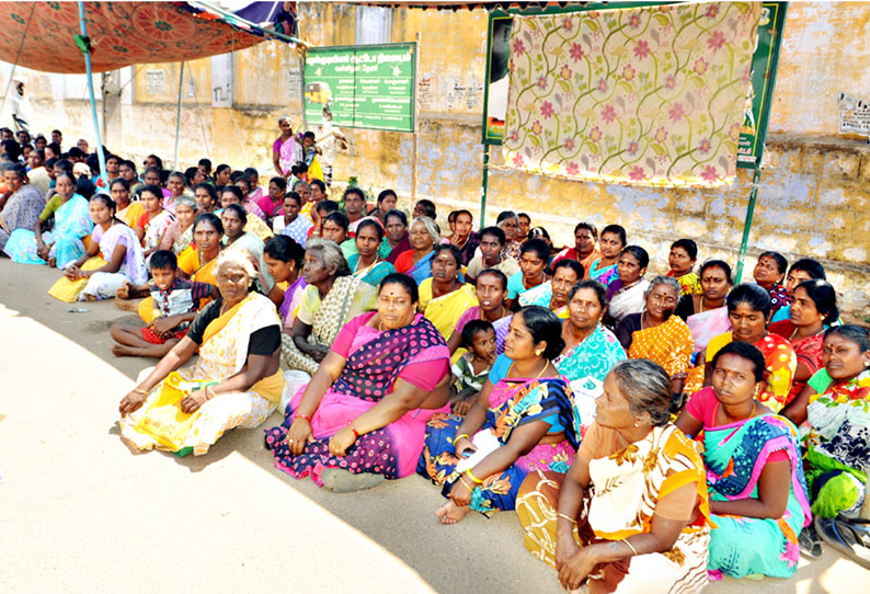 அமைதி பேச்சுவார்த்தைக்கு அதிகாரிகள் வராததால் பொதுமக்கள் காத்திருப்பு போராட்டம்