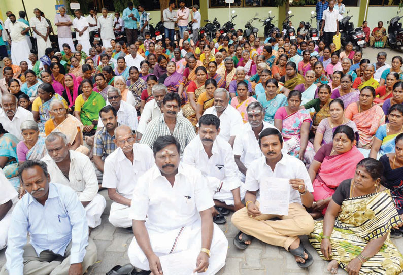 ஈரோடு மணல்மேட்டில் உள்ள வீடுகளை இடிக்கக்கூடாது கலெக்டரிடம் பொதுமக்கள் மனு