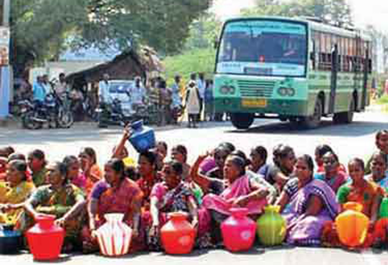 கச்சிராயப்பாளையம் அருகே குடிநீர் கேட்டு காலி குடங்களுடன் கிராம மக்கள் சாலை மறியல்