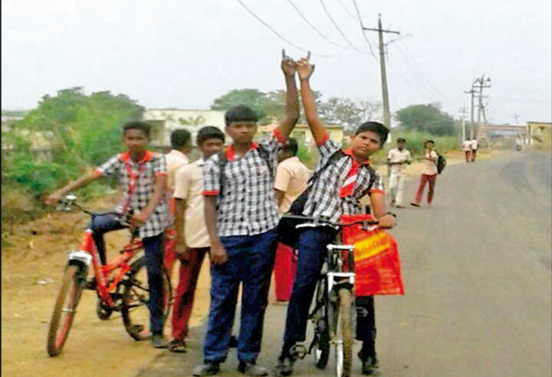 தாழ்வாக தொங்கும் மின்கம்பிகளால் பொதுமக்கள் அச்சம்