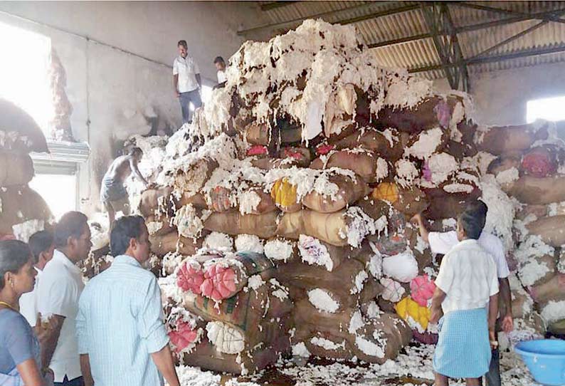 கூட்டுறவு சங்க கிட்டங்கியில் தீ விபத்து ரூ.2 லட்சம் மதிப்பிலான பருத்தி எரிந்து நாசம்