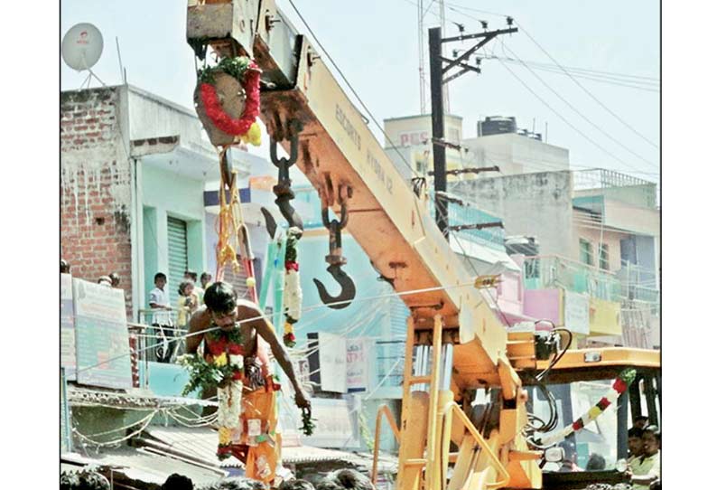 புதூர் மாரியம்மன் கோவில் திருவிழா ஆயிரக்கணக்கான பக்தர்கள் வழிபாடு