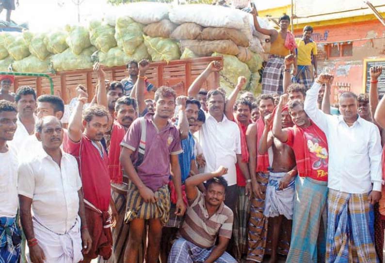 திருச்சி காந்தி மார்க்கெட்டில் சுமை தூக்கும் தொழிலாளர்கள் வேலை நிறுத்தம்