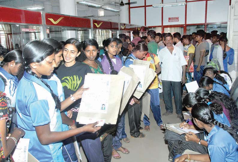 போலீஸ் தேர்வுக்கு விண்ணப்பிக்க தபால் நிலையங்களில் இளைஞர்கள்– இளம்பெண்கள் கூட்டம் அலைமோதல்