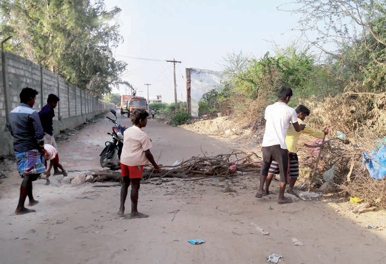 முத்தையாபுரம் அருகே 2 வீடுகள் தீயில் எரிந்து நாசம் மின் கம்பிகளில் லாரி உரசியதால் விபரீதம்