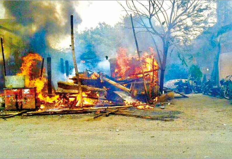 மதுரை அருகே அ.தி.மு.க.வினர் பட்டாசு வெடித்ததில் பயங்கர தீ விபத்து