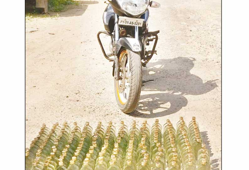 சாராயம் கடத்தி வந்த 2 பேர் பிடிபட்டனர் 2 மோட்டார்சைக்கிள்கள் பறிமுதல்