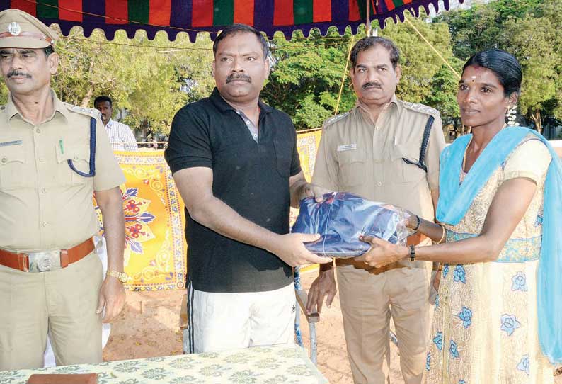 தடகள போட்டிகளில் வெற்றி பெற்ற ஆயுதப்படை போலீசாருக்கு பரிசு