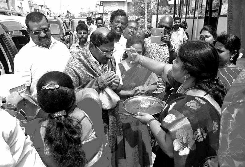 ஆவடி பகுதியில் பாண்டியராஜன் எம்.எல்.ஏ.வுக்கு பொதுமக்கள் ஆரத்தி எடுத்து வரவேற்பு