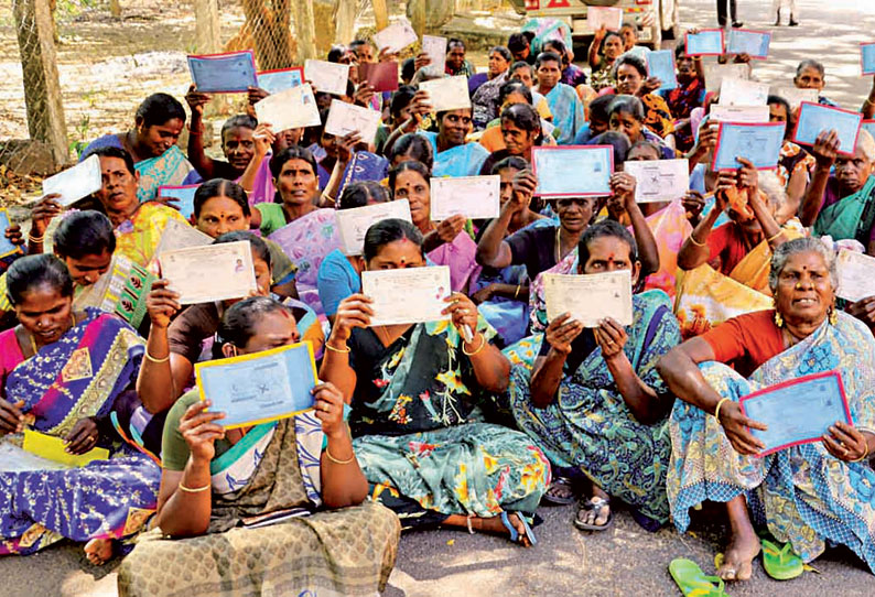 பாரம்பரிய மீன்பிடி தொழிலை காப்பாற்ற நடவடிக்கை எடுக்கவேண்டும் மீனவர்கள் கலெக்டரிடம் மனு